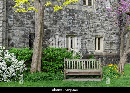 Banc en bois vide dans le jardin de l'Église Unie de Ryerson à Kerrisdale, Vancouver, British Columbia, Canada Banque D'Images