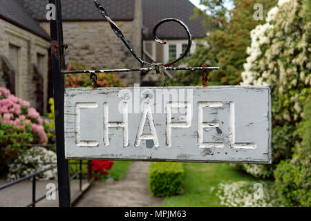 Gros plan d'une chapelle en bois peint affiche à l'extérieur de l'Église Unie de Ryerson à Kerrisdale, Vancouver, British Columbia, Canada Banque D'Images