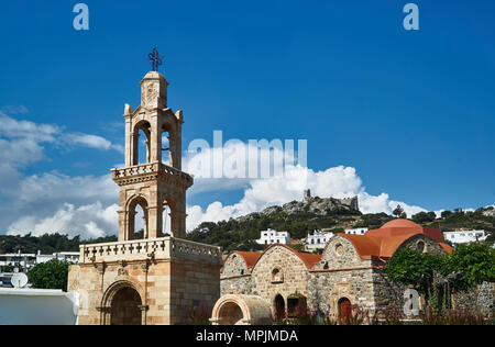 Clocher de l'Église orthodoxe et les ruines de la pierre château d'Asklipio dans sur l'île de Rhodes Banque D'Images