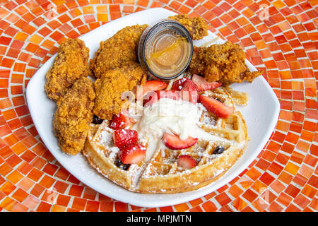 Poulet et waffle au Yo Mamas restaurant, Birmingham, Alabama, États-Unis Banque D'Images