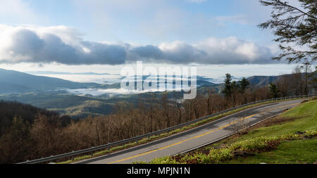 Paysage de la petite Suisse, Caroline du Nord montrant la pendaison de brouillard tôt le matin dans les vallées de la Forêt Nationale de Pisgah Banque D'Images