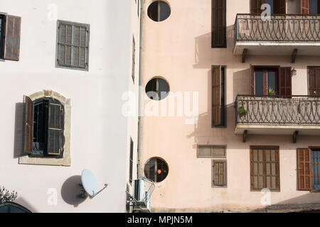 Abstract grunge fond urbain paysage urbain : combinaison de murs de deux chambres avec fenêtres et balcons en bois vintage, au milieu tour di Banque D'Images