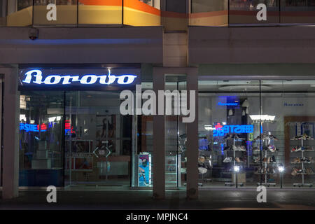 VUKOVAR, Croatie - 12 MAI 2018 : Borovo Chaussures Logo sur leur magasin principal à Vukovar. Borovo (Borovo cipele) est le principal producteur de chaussures en Croatie, un Banque D'Images