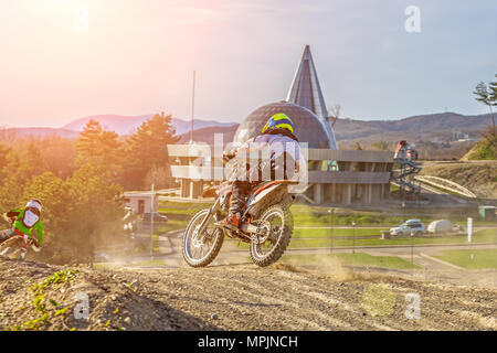 Moto cross à Race 1900- un virage et le jet de saleté, vue arrière - close up Banque D'Images