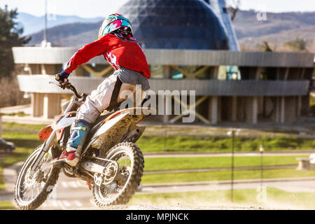 Moto cross à Race 1900- un virage et le jet de saleté, vue arrière - close up Banque D'Images