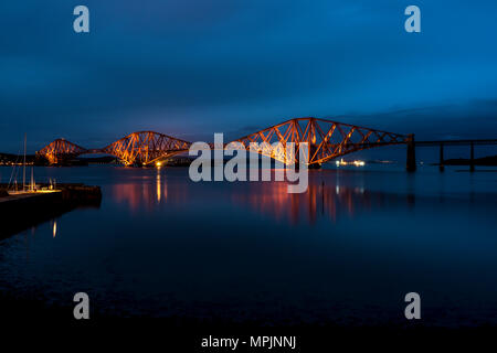 Forth Rail Bridge illuminé la nuit, South Queensferry Banque D'Images