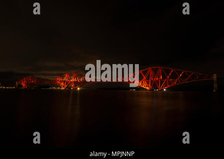 Forth Rail Bridge illuminé la nuit, l'Queensferrry Banque D'Images