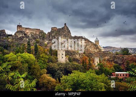 Ancien château médiéval de Narikala couvert ciel nuageux au temps d'automne dans la région de Tbilissi, Géorgie Banque D'Images