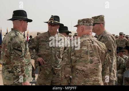 (De gauche à droite) Le commandant de la 3ème Armored Brigade Combat Team, 1re Division de cavalerie, le Colonel John Woodward parle avec le général commandant la division de cavalerie, le général John Thomson ; le général Blake Ortner, général commandant de la 29e Division d'infanterie ; 29e ID de général commandant adjoint du brig. Le général John Epperly avant le début d'une cérémonie de transfert d'autorité au Camp Buehring, le Koweït, le 12 mars. La 3ème, 1er ABCT Cav. Div. assume la mission de la 3ème Armored Brigade Combat Team, 1re Division de cavalerie. (U.S. Photo de l'armée par le sergent. Leah R. Kilpatrick, 3ème Armored Brigad Banque D'Images