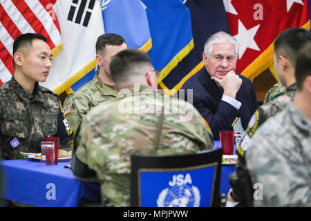 La secrétaire d'État des États-Unis, Rex Tillerson service visites membres à la salle à manger du camp Bonifas, Mars 17, 2017. Tillerson secrétaire de l'Organisation des Nations Unies a visité la zone de sécurité Commande Battalion-Joint(UNCSB-JSA) au cours d'une visite à la Corée du Sud. Photo de l'Armée américaine par le SFC Sean K. Harp Banque D'Images