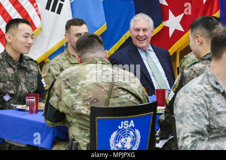 La secrétaire d'État des États-Unis, Rex Tillerson service visites membres à la salle à manger du camp Bonifas, Mars 17, 2017. Tillerson secrétaire de l'Organisation des Nations Unies a visité la zone de sécurité Commande Battalion-Joint(UNCSB-JSA) au cours d'une visite à la Corée du Sud. Photo de l'Armée américaine par le SFC Sean K. Harp Banque D'Images