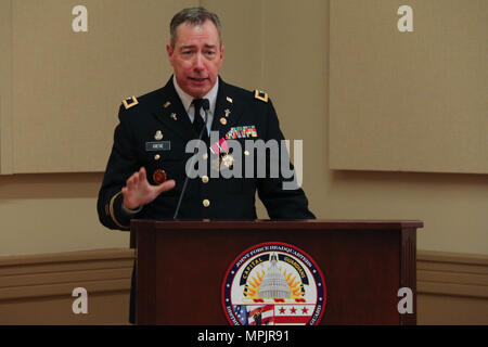 Aumônier (Col.) Samuel Giese, aumônier de l'État, de la Garde nationale, fournit des observations à sa retraite cérémonie, 18 mars 2017 à la D.C. Armory, Washington, D.C. Giese prend sa retraite après plus de 35 années de service militaire. Dans son ministère civil, Giese est pasteur de Saint Jane Frances de Chantal Église à Bethesda, Md, ordonné prêtre en 1985 pour l'Archidiocèse de Washington, Giese a servi comme pasteur associé dans plusieurs paroisses de la région de Washington suivie de plusieurs années de prison ministry dans le Washington, D.C. Ministère des Services correctionnels à Lorton, VA et le Bureau fédéral des prisons. (U.S Banque D'Images