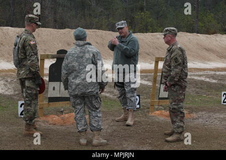 Le colonel de l'armée américaine Shawn Cochran, 359e Brigade et à Signal tactique théâtre, les entraîneurs de la CPS. Kahdijah Wilcox, avec l'aide de Sgt. Le Major Brian Oscarson, 359e brigade tactique Théâtre Commande Signal Sgt. Le Major, alors qu'elle combat avancé ses zéros de visée optique sur la M4 carabine sur Fort Jackson, L.C., le 18 mars 2017. La 982e Compagnie de la Caméra de combat (Airborne) est l'une des deux seules entreprises de la caméra de combat dans l'Armée américaine chargés de doter le Bureau du secrétaire de la Défense, Chef d'état-major interarmées, et les départements militaires avec une capacité d'imagerie destinés à l'appui de l'ope Banque D'Images