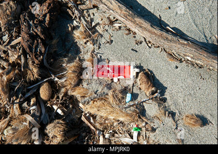 Pollution de plage petits morceaux de plastique dont un allume-cigare lavé sur les rives de Minorque Espagne Banque D'Images