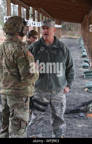 Le colonel de l'armée américaine Shawn Cochran, 359e Brigade et à Signal tactique théâtre, les entraîneurs Le s.. Justin Morelli sur la réduction à zéro son Close Combat optiques sur sa carabine M4 sur Fort Jackson, L.C., le 18 mars 2017. La 982e Compagnie de la Caméra de combat (Airborne) est l'une des deux seules entreprises de la caméra de combat dans l'Armée américaine chargés de doter le Bureau du secrétaire de la Défense, Chef d'état-major interarmées, et les départements militaires avec une capacité d'imagerie destinés à l'appui des besoins opérationnels et de planification à travers toute la gamme des opérations militaires.. (U.S. Photo de l'armée par la CPS Joshua T Banque D'Images