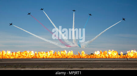 La Patriot Jet Team éclate de formation sur un "mur de feu" dans le cadre de l'Acte de clôture de l'Airshow 2017 Yuma au Marine Corps Air Station Yuma (Arizona), Samedi 18 Mars, 2017. (U.S. Marine Corps photo prise par Sgt. Travis Gershaneck) Banque D'Images