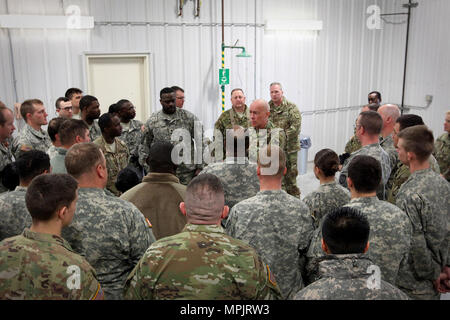 LTG Charles Luckey, commandant général de l'armée américaine, rencontre les premiers équipages que lors de l'opération qualifiée d'acier froid dans une deuxième visite à l'exercice de Fort McCoy, Wisconsin, 18 mars 2017. L'acier froid fonctionnement est l'armée américaine Réserver's armes collectives qualification et validation afin de s'assurer que les unités de réserve de l'Armée de l'Amérique et les soldats sont formés et prêts à se déployer à court préavis et porter prêt au combat et la puissance de feu meurtrière à l'appui de l'armée et des partenaires partout dans le monde. 475 équipages avec environ 1 600 soldats de la réserve de l'attestera dans M2, Banque D'Images