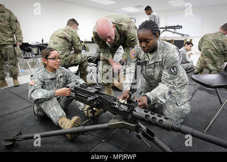 LTG Charles Luckey, commandant général de l'armée américaine, répond à la CPS. Vanessa Castro, à gauche, et Pvt. Ariana 1ère classe McHerron toutes deux affectées à la 822e Compagnie de Police Militaire à Arlington Heights, Illinois, au cours de la formation avec le M2 machine gun à l'exploitation de l'exercice dans l'acier froid Fort McCoy, Wisconsin, 18 mars 2017. L'acier froid fonctionnement est l'armée américaine Réserver's premier grand de tir réel et armes collectives qualification et validation afin de s'assurer que les unités de réserve de l'Armée de l'Amérique et les soldats sont formés et prêts à se déployer à court préavis et porter prêt au combat Banque D'Images