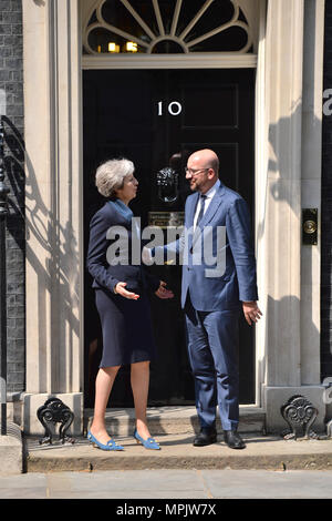 Premier ministre Theresa peut accueille le Premier ministre belge Charles Michel comme il arrive pour parle au 10 Downing Street, Londres. Banque D'Images