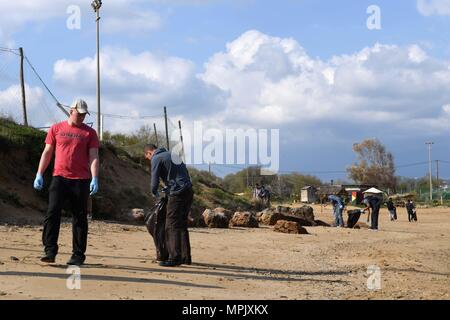 170315-N-ME988-072 La baie de Souda, la Grèce (15 mars 2017) Hospitalman Justin A. Bogden, droite, et Hospitalman Rory B. Cotter, aider à nettoyer la plage Agioi Apostoloi lors d'un événement de relations communautaires au cours d'une visite de port pour le navire de débarquement amphibie USS dock Carter Hall (LSD 50). Le navire est déployé avec le groupe amphibie Bataan pour appuyer les opérations de sécurité maritime et les efforts de coopération en matière de sécurité dans le théâtre américain dans la 6ème zone d'opérations de la flotte. (U.S. Photo par marine Spécialiste de la communication de masse 1ère classe M. Darren Moore/libérés) Banque D'Images