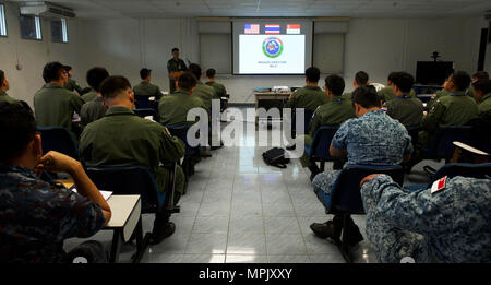 Des pilotes de la Royal Thai Air Force, de la Republic of Singapore Air Force et de la U.S. Air Force assistent à un briefing de mission à Korat Royal Thai Air Force base, en Thaïlande, le 21 mars 2017, pour l’exercice Cope Tiger 2017. L’exercice multilatéral, auquel participent plus de 1 200 militaires des trois pays, vise à améliorer l’état de préparation au combat combiné, l’interopérabilité, la planification des missions et la coordination multinationale, tout en renforçant les relations militaires entre la Thaïlande, Singapour et les États-Unis. Banque D'Images