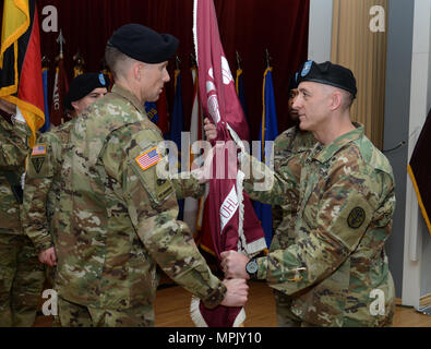 Le colonel James A. Laterza, Commandant, Centre médical régional de Landstuhl, passe les couleurs de commande entrant Le Sgt. Le major Clark J. Charpentier, Centre médical régional de Landstuhl pendant la cérémonie de changement de responsabilité, le 17 mars 2017 à Landstuhl, en Allemagne. (U.S. Photo de l'armée par Visual Spécialiste de l'information Elisabeth Paque/libérés) Banque D'Images