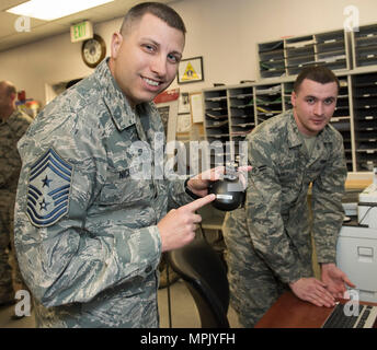 Le chef de l'US Air Force Sgt maître Steven Nichols, (à droite) 60 La mobilité de l'air chef du commandement de l'aile est équipée de la protection de l'oreille avant de partir à la ligne de vol avec un membre de la 1re classe Mark Burdick, 60e Escadron pour Port Aérien l'expérience de la routine quotidienne d'une rampe de compagnon d'opérations lors d'un travaille avec des aviateurs à l'événement Travis Air Force Base, en Californie, le 17 mars 2017. Le programme est conçu pour permettre à l'escadre de l'occasion d'observer d'aviateurs et soldats junior recevoir une expérience sur la façon dont les fonctions et responsabilités de l'Aviateur de contribuer à la mission générale de l'aile. (U.S. Air Banque D'Images