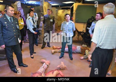 Les participants à la tournée de conférences médicales Théâtre CENTCOM le traumatisme de Combat simulateur de patient dans le département de la lutte contre le programme de formation de médecin à l'éducation et la formation médicales Campus. Dans le CTP, de l'armée les élèves à appliquer leurs compétences médicales nouvellement appris dans un environnement de combat simulé. Les professionnels de la santé représentant plus de 10 pays au sein de l'US Central Command zone d'exploitation, de l'Europe et les États-Unis ont participé à la conférence pour les aider à poursuivre le développement de capacités qui permettront d'améliorer l'interopérabilité et la coopération régionale. (L'enseignement médical et fréquemment Banque D'Images