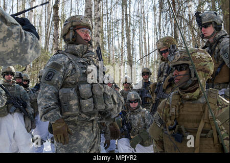 Le Sgt commande. Le major Jonny Resseguie, le conseiller principal a fait appel pour le 1er bataillon du 501ème Parachute Infantry Regiment d'infanterie, 4e Brigade Combat Team (Airborne), 25e Division d'infanterie de l'armée américaine en Alaska, les adresses d'autres parachutistes avant de faire des exercices de tir réel au peloton d'infanterie Battle Course sur Joint Base Elmendorf-Richardson, Alaska, le 17 mars 2017. L'exercice aiguisé les parachutistes de l'infanterie des compétences telles que la communication et le mouvement de peloton, obstacle violer et la capture d'un objectif intermédiaire de voies de fait et de manœuvre. Resseguie est originaire de Wimberley, Texas.(U.S. Air Force Banque D'Images