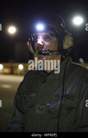 Airman Senior Alexander Arndt, 124e Escadron de maintenance, chef de l'équipe prépare un A-10 Thunderbolt II dans le cadre de prendre congé pendant la nuit à la formation périodique Gowen Field, Boise, Idaho le 20 mars 2017. (U.S. Air National Guard photo par le Sgt. Becky Vanshur/libérés) Banque D'Images