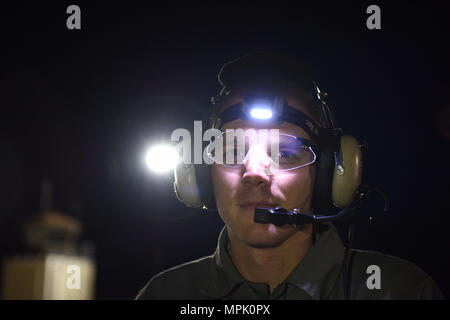 Airman Senior Alexander Arndt, 124e Escadron de maintenance, chef de l'équipe prépare un A-10 Thunderbolt II dans le cadre de prendre congé pendant la nuit à la formation périodique Gowen Field, Boise, Idaho le 20 mars 2017. (U.S. Air National Guard photo par le Sgt. Becky Vanshur/libérés) Banque D'Images