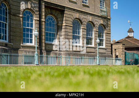 Deux étudiants ont vu marcher à côté de l'un des bâtiments de l'université de Cambridge au début de l'été. Banque D'Images