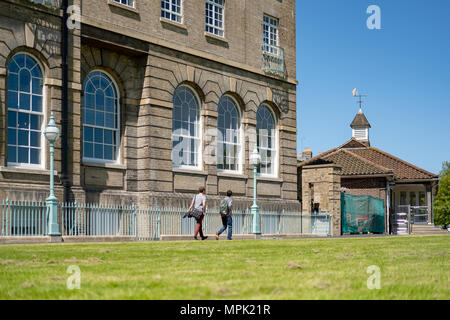 Deux étudiants ont vu marcher à côté de l'un des bâtiments de l'université de Cambridge au début de l'été. Banque D'Images