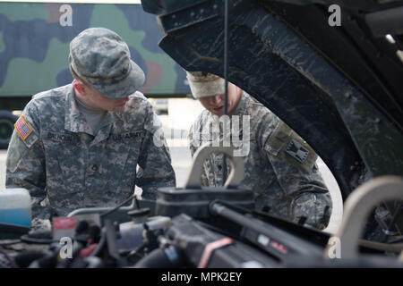 Circuit Rick Calhoun, gauche, un spécialiste en approvisionnement, est chargé par la CPS Kyle Strong, un ingénieur de combat, à la fois avec HHC 416E TEC, sur les éléments à rechercher dans le compartiment moteur d'un HWMMV M1165 A1. Les nombreux points de contrôle et les services de maintenance préventive (SMP) ont été enseignées au cours de l'HHC semaine de cours de formation de conducteur (U.S. Photo de l'armée par le sergent. Jason Proseus/relâché). Banque D'Images