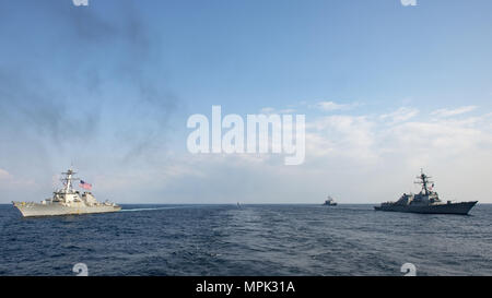 170322-N-W806-020 États-unis 7E ZONE D'OPÉRATIONS DE LA FLOTTE (22 mars 2017) La classe Arleigh Burke destroyers lance-missiles USS Stethem (DDG 63), à gauche, et l'USS Wayne E. Meyer (DDG 108) participer à une photo de l'exercice pendant l'exercice Foal Eagle. Le groupe aéronaval du Carl Vinson est sur un déploiement de l'ouest du Pacifique dans le cadre de la flotte américaine du Pacifique visant à étendre la commande et des fonctions de contrôle U.S. 3e flotte. (U.S. Photo par marine Spécialiste de la communication de masse 3e classe Tom Tonthat/libérés) Banque D'Images