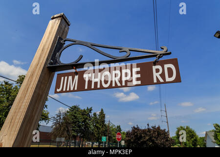 Carlisle, PA, USA - Le 26 juin 2016 : Le Jim Thorpe signe de route près de l'École Industrielle Indienne Carlisle tombe. Banque D'Images