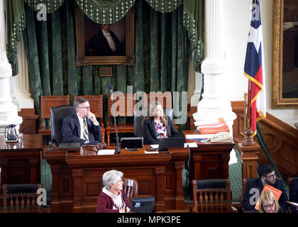 Le lieutenant-gouverneur du Texas. Dan Patrick (à gauche) de Houston, et le personnel du Sénat, s'asseoir pendant la lecture de la résolution du Sénat du Texas 242 honorant la Doolittle aventuriers de la Seconde Guerre mondiale, à Austin, Texas, le 6 mars 2017. SR 242 a été rédigé par le sénateur de l'état Donna Campbell, M.D., qui préside le comité du Sénat du Texas des Affaires des anciens combattants et de la sécurité des frontières. (U.S. Photo de la Garde nationale aérienne 1er lieutenant Phil Fontaine) Banque D'Images