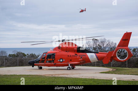 Les membres de la base d'opérations avancée de la Garde côtière canadienne Point Mugu et Los Angeles County Fire Department effectuer de la formation de sauvetage en falaise au point Vicente Lighthouse 21 mars 2017. (U.S. Photo de la Garde côtière canadienne par le maître de 3e classe Andrea Anderson/libérés) Banque D'Images