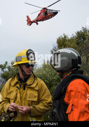 Les membres de la base d'opérations avancée de la Garde côtière canadienne Point Mugu et Los Angeles County Fire Department effectuer de la formation de sauvetage en falaise au point Vicente Lighthouse 21 mars 2017. (U.S. Photo de la Garde côtière canadienne par le maître de 3e classe Andrea Anderson/libérés) Banque D'Images