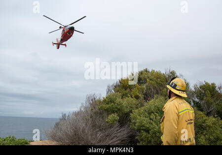 Les membres de la base d'opérations avancée de la Garde côtière canadienne Point Mugu et Los Angeles County Fire Department effectuer de la formation de sauvetage en falaise au point Vicente Lighthouse 21 mars 2017. (U.S. Photo de la Garde côtière canadienne par le maître de 3e classe Andrea Anderson/libérés) Banque D'Images