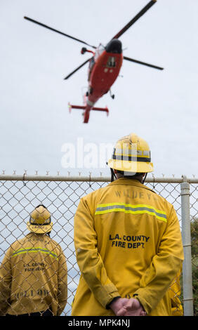 Les membres de la base d'opérations avancée de la Garde côtière canadienne Point Mugu et Los Angeles County Fire Department effectuer de la formation de sauvetage en falaise au point Vicente Lighthouse 21 mars 2017. (U.S. Photo de la Garde côtière canadienne par le maître de 3e classe Andrea Anderson/libérés) Banque D'Images