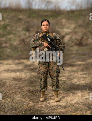 CAPU MIDIA, ROUMANIE (20 mars 2017)- Le sergent des Marines des États-Unis. Balbaloza Elia, affecté à la 24e Marine Expeditionary Unit (MEU), l'équipe d'engagement des femmes, pose pour un portrait au cours d'un live-fire shoot avec ses homologues roumains à Capu Midia terrains d'entraînement en Roumanie le 20 mars, lors de l'exercice tempête printanière 2017. Les Marines formés pendant trois jours avec leurs homologues roumains de sexe féminin dans les communications radio, le traitement des détenus, sécurité personnelle, l'exploitation du site et plus tactique, aboutissant à un live-le-feu à la carabine et au pistolet permuter entre les deux forces. La 24e MEU est en ce moment à déployer Banque D'Images