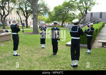 AUSTIN - (21 mars 2017) d'honorer les anciens combattants du Vietnam pendant la Semaine de la Marine, de la Marine américaine d'Austin Garde de cérémonie effectuée au cours d'une cérémonie de dépôt à la Texas Capitol Vietnam Veterans Memorial Monument. En présence de Vice-amiral. Raquel Bono, directeur de l'Agence de santé de la Défense, rejoint par le Vice-chef de la Marine d'information Adm arrière. Robert Durand, les marins locaux, Texas Association des anciens combattants du Vietnam, et des représentants de l'état du Texas. En poste à Washington, D.C., les membres de l'équipe de forage sont des experts dans l'art de près afin d'exercice, de la coordination, et le calendrier. L'équipe de forage est en Banque D'Images