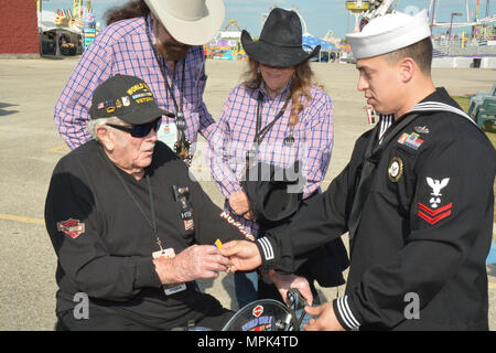 AUSTIN - (mars. 22, 2017) Katy, Texas, machiniste indigènes 4400 2e classe Juan Rodriguez de recrutement pour la Marine Station San Marcos a présenté une Fiesta marine Médaille a 98 ans, vétéran de la DEUXIÈME GUERRE MONDIALE Le Premier Maître de Shelby H. Highsmith durant la Semaine de la Marine d'Austin à la Marine en matière de science, technologie, ingénierie et mathématiques (STIM) TOUR 1, le "NIMITZ", en vedette au rodéo Austin et Stock Show. Highsmith, originaire de Mt. Vernon, en Illinois, et résident d'Austin, s'est joint à la Marine en 1939 comme un service de l'aviation 4400 machiniste le PBY Catalina aircraft. Il a également servi comme un recruteur de la Marine à Phoenix dans le Banque D'Images