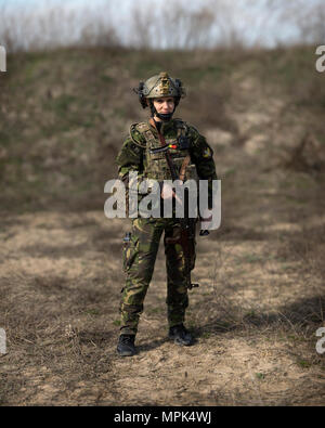 CAPU MIDIA, ROUMANIE (20 mars 2017)- Marin Roumain Le Cpl. Pintilie Madalina, un spécialiste de la communication, pose pour un portrait au cours d'un live-fire shoot avec les Marines américains du 24e Marine Expeditionary Unit (MEU), l'équipe d'engagement des femmes, à Capu Midia terrains d'entraînement en Roumanie le 20 mars, lors de l'exercice tempête printanière 2017. Les Marines formés pendant trois jours avec leurs homologues roumains de sexe féminin dans les communications radio, le traitement des détenus, sécurité personnelle, l'exploitation du site et plus tactique, aboutissant à un live-le-feu à la carabine et au pistolet permuter entre les deux forces. La 24e MEU est cur Banque D'Images