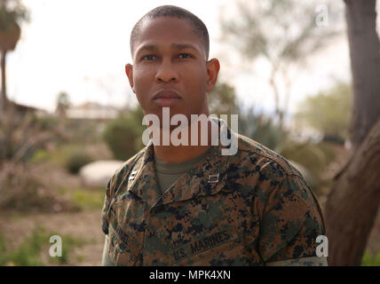 Le Capitaine Jason Samuel, Aide-De-Camp, la masse d'Air Maritime Task Force le commandement de l'instruction, obtient son diplôme d'études secondaires lorsqu'il avait 16 ans et a servi dans le Corps des Marines durant près d'une décennie. Dans son temps libre, Samuel redonne à l'Église à travers la musique. (U.S. Marine Corps photo par le Cpl. Medina Ayala-Lo) Banque D'Images