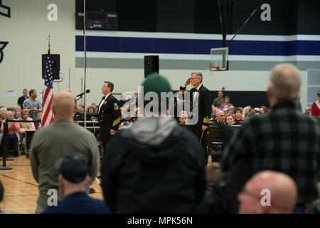 KENOSHA, Wisconsin (23 mars 2017) Commandant Le Capitaine Kenneth Collins salue les anciens combattants au cours d'un United States Navy Band performance à Indian Trail High School et de l'académie à Kenosha, Wisconsin la U.S. Navy Band effectuée dans neuf États au cours de son 23-city tournée nationale, reliant la Marine aux collectivités qui n'apparaît pas au travail des marins sur une base régulière. (U.S. Photo par marine Chef Adam Grimm/libérés) Banque D'Images