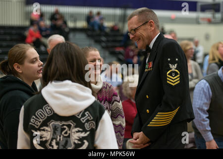 KENOSHA, Wisconsin (23 mars 2017) Master Chef Michael Schmitz parle avec les membres de l'assistance à la suite d'une exécution par l'United States Navy Band à Indian Trail High School et de l'académie à Kenosha, Wisconsin la U.S. Navy Band effectuée dans neuf États au cours de son 23-city tournée nationale, reliant la Marine aux collectivités qui n'apparaît pas au travail des marins sur une base régulière. (U.S. Photo par marine Chef Adam Grimm/libérés) Banque D'Images