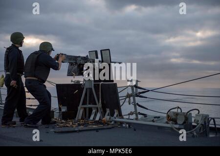 170320-N-PAR095-218 OCÉAN PACIFIQUE (20 mars 2017) Chef d'Master-At-Arms Andres Mejia tire une mitrailleuse de calibre .50 Au cours d'un exercice de tir réel à bord de la classe Arleigh Burke destroyer lance-missiles USS Shoup (DDG 86) pendant qu'ils sont en cours pour l'unité de formation composite (exercice COMPTUEX) avec le groupe aéronaval du Nimitz en préparation pour un prochain déploiement. COMPTUEX teste la préparation aux missions de la grève actifs du groupe grâce à une simulation des scénarios du monde réel et leur capacité à fonctionner comme une unité intégrée. (U.S. Photo par marine Spécialiste de la communication de masse de la classe 3e Maria I. Alvarez/Rel Banque D'Images