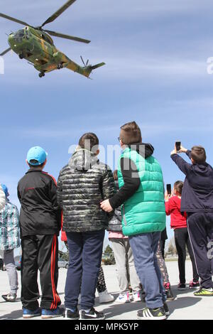 Les enfants de l'École George Enescu, Bucuresti prendre des photos d'un Cessna 330 Puma que mettre sur un petit air show en l'honneur de la Fête des enfants à l'Aéroport International Mihail Kogalniceanu, le 24 mars 2017. La célébration a donné le roumain et des soldats américains l'occasion d'afficher leurs rôles et de camaraderie pour le public roumain en tant qu'ils servent à l'opération Atlantic résoudre, une mission de l'OTAN entre les États-Unis et ses alliés et partenaires européens la promotion de la paix et de renforcer la stabilité régionale. (U.S. Photo de l'armée par Pvt. Nick Vidro, Mobile 7e Détachement des affaires publiques) Banque D'Images